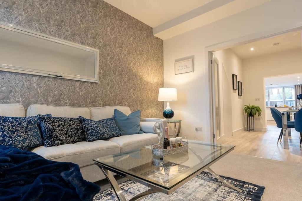 Luxury Living Away From Home Редхилл Экстерьер фото